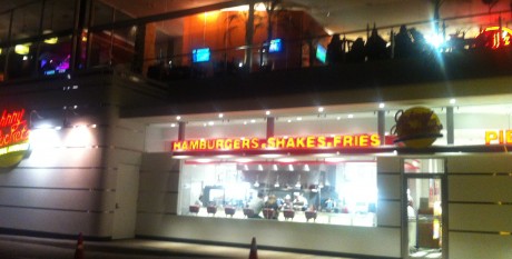 <h3>JOHNNY ROCKETS, PLAZA LINCOLN</h3>