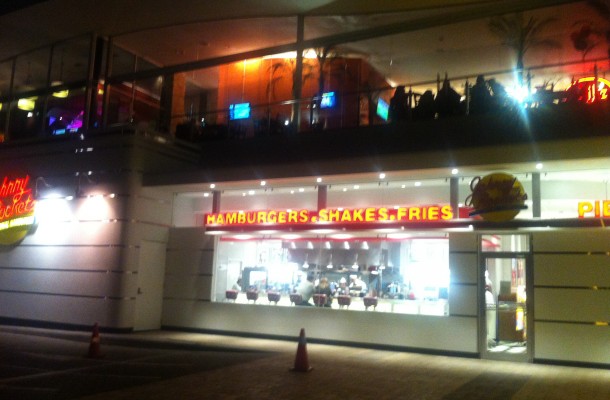 <h3>JOHNNY ROCKETS, PLAZA LINCOLN</h3>